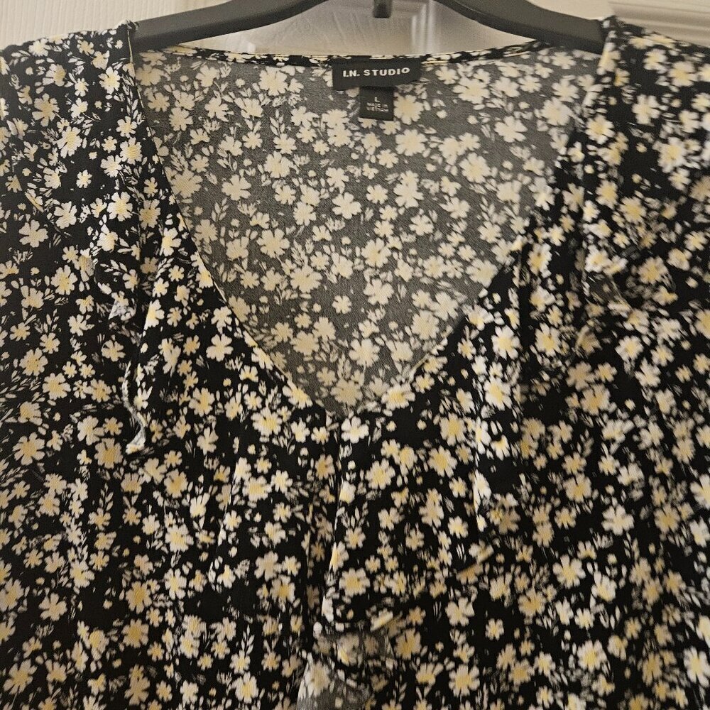 Floral black Daisy Print Spring boho ruffle bell sleeve vneck tie blouse L